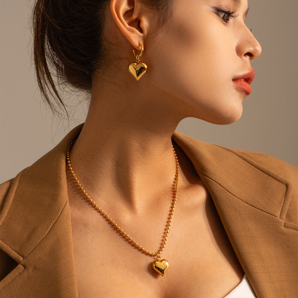 Amálie – Zlatý náhrdelník s moderním medailonem.