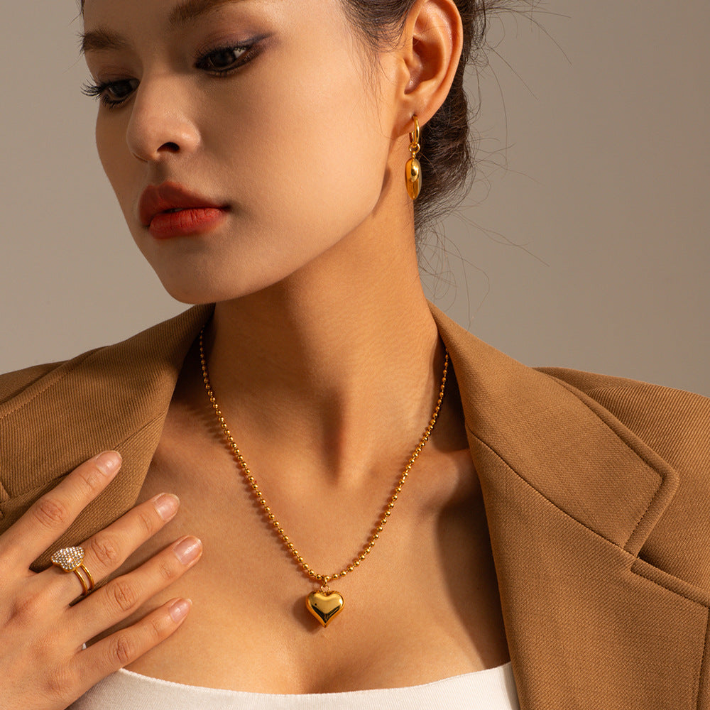 Amálie – Zlatý náhrdelník s moderním medailonem.