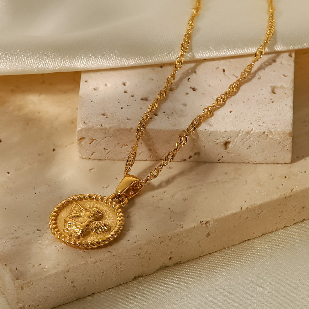 Alžběta – Zlatý náhrdelník s malými symbolickými přívěsky.