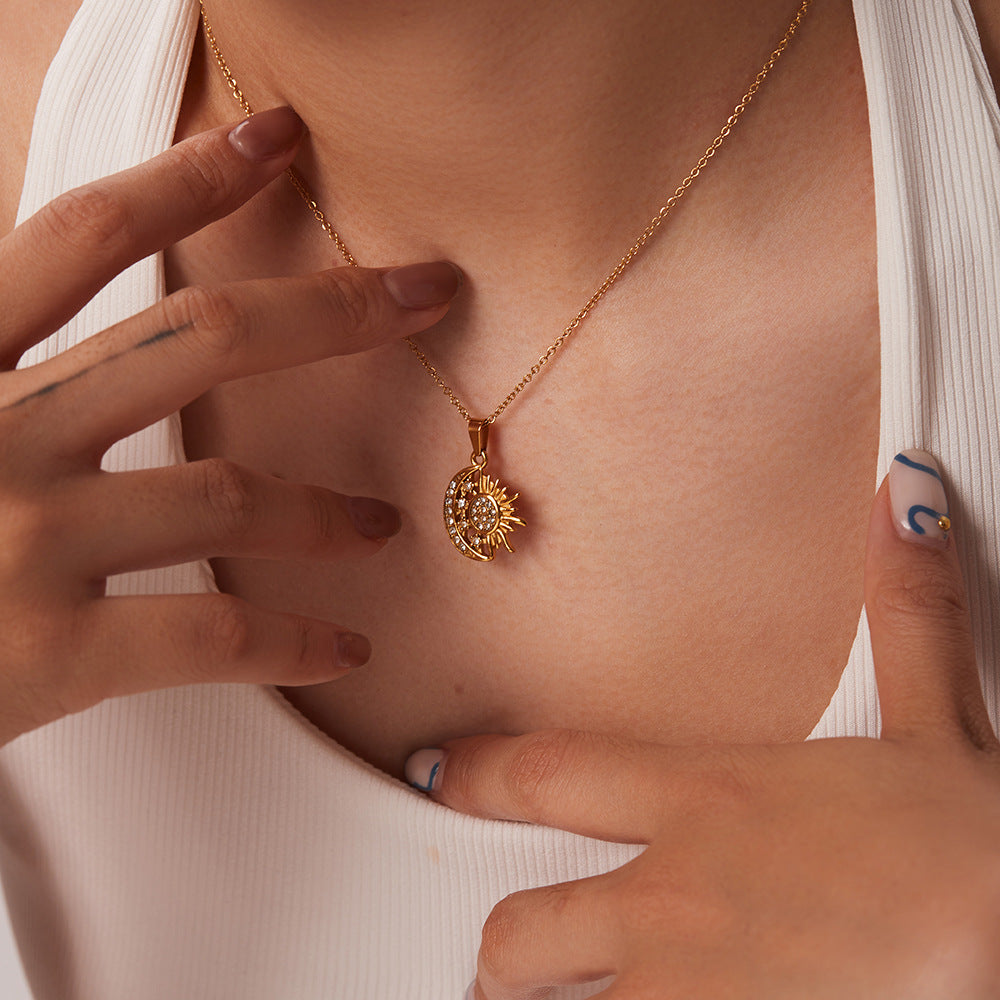 Alžběta – Zlatý náhrdelník s malými symbolickými přívěsky.