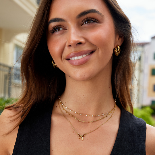 Sabina – Jemný zlatý choker s mini-perlami.