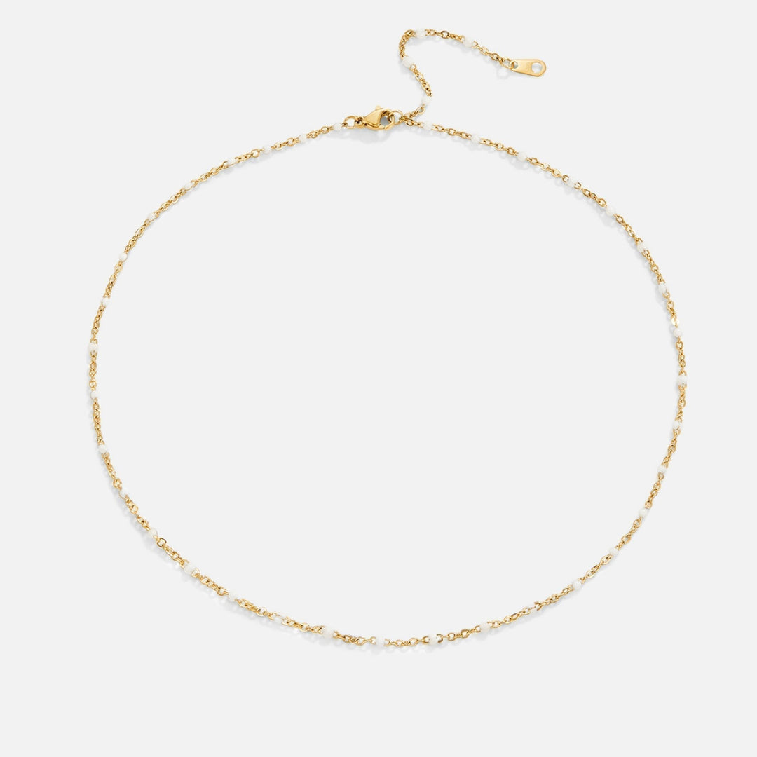 Sabina – Jemný zlatý choker s mini-perlami.