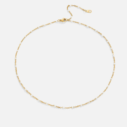 Sabina – Jemný zlatý choker s mini-perlami.
