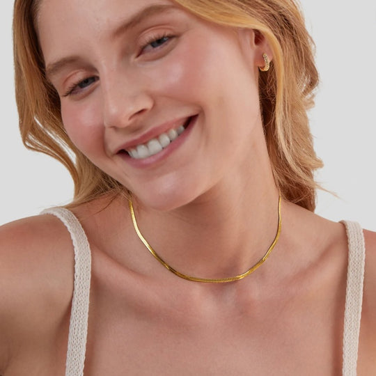 Elisa-Marie – Jemně zakřivený zlatý náhrdelník.