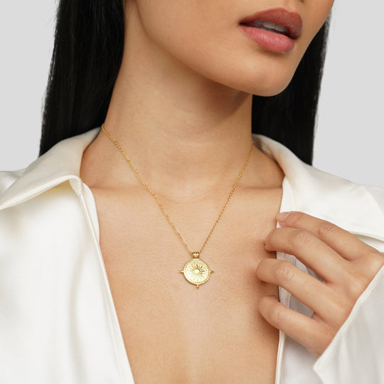 Anna – Geometrický zlatý řetízek se strukturou.